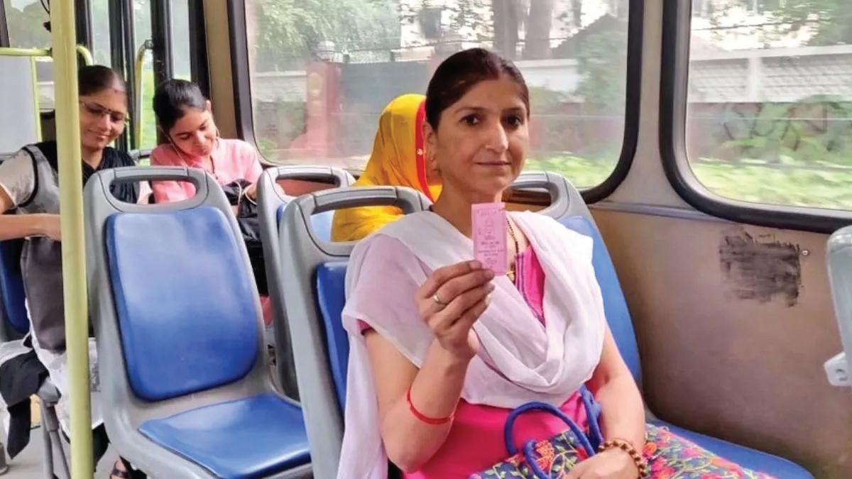 दिल्ली की बसों में महिलाओं को अब पिंक टिकट की जगह मिलेगा स्मार्ट कार्ड