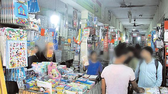 जेब पर भारी स्कूलों की मनमानी: आसमान छू रहे निजी प्रकाशकों की किताबों के दाम