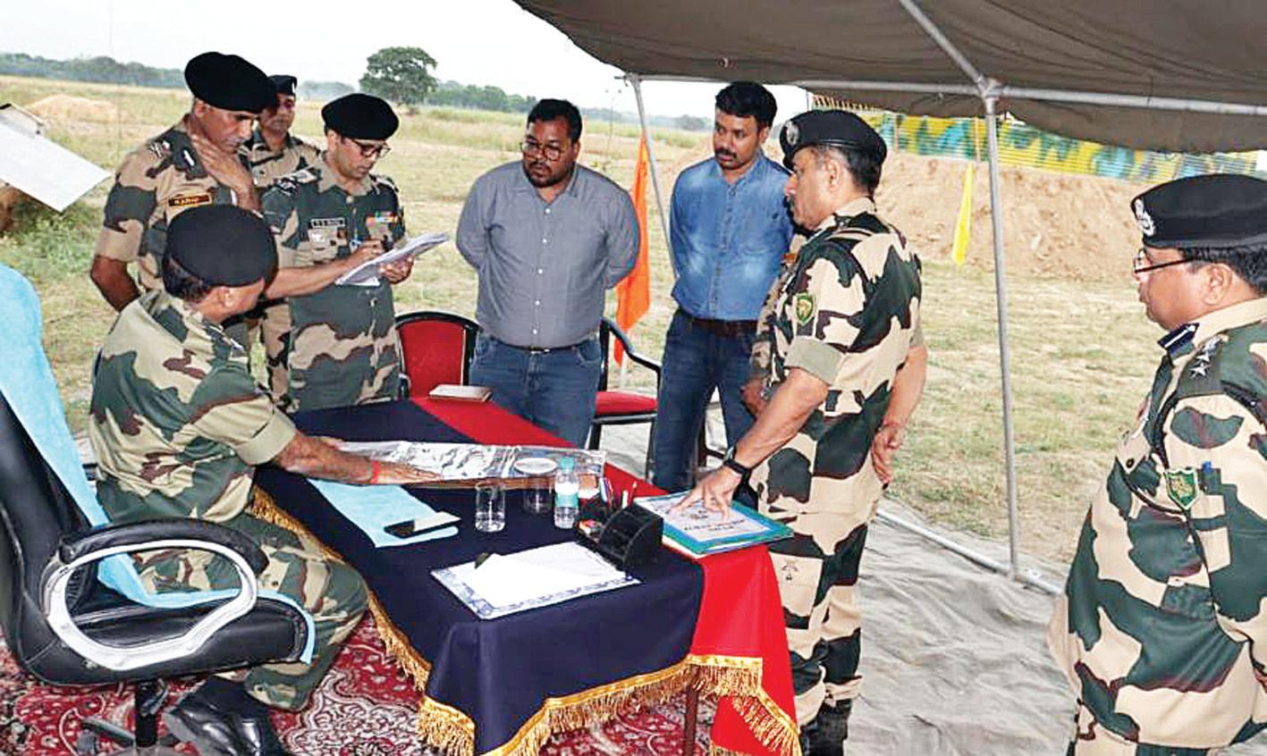 मालदा-मुर्शिदाबाद: एडीजी बीएसएफ रवि गांधी का दो दिवसीय दौरा, जवानों की तारीफ, तस्करी पर सख्त चेतावनी