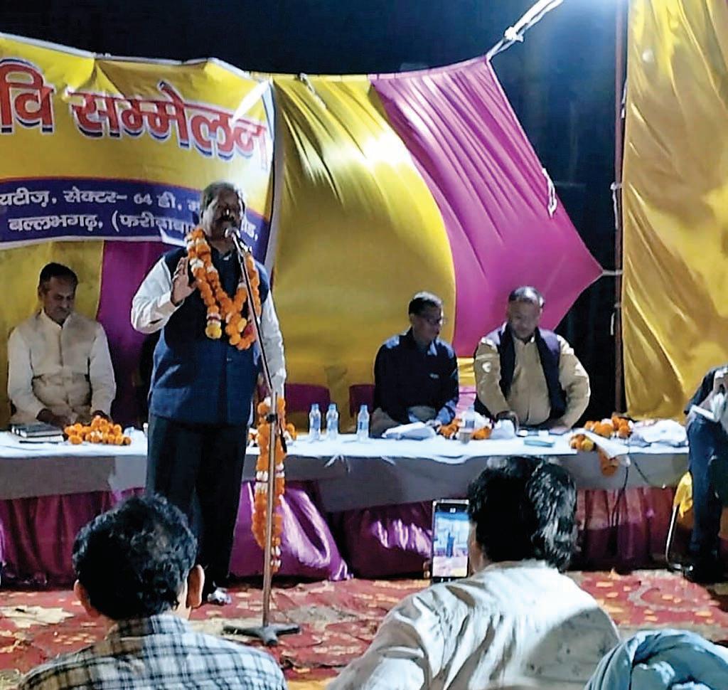 कवि सम्मेलन में कवियों ने अपनी शानदार प्रस्तुति से श्रोताओं को किया मंत्रमुग्ध