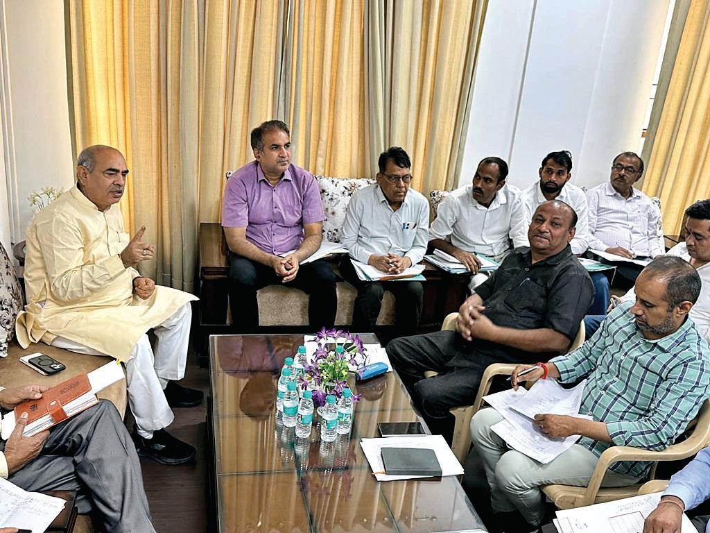 समय से पहले पेयजल आपूर्ति और नालों की सफाई पर दें ध्यान : मूलचंद शर्मा