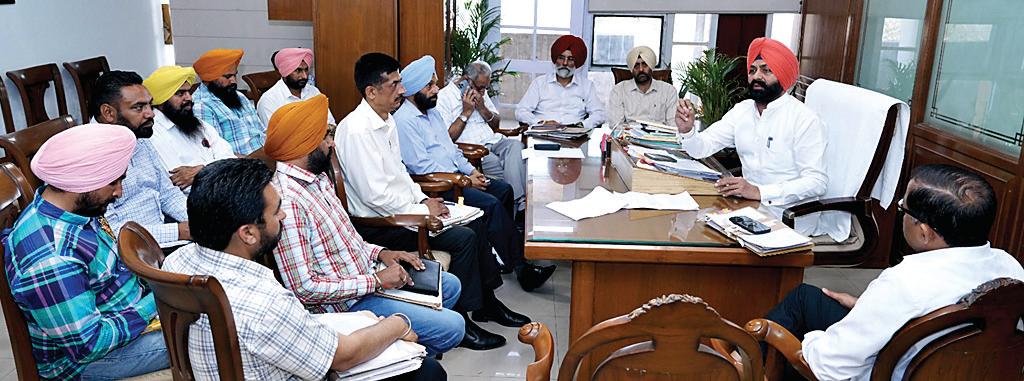 कैबिनेट मंत्री के भरोसे के बाद यूनियन प्रतिनिधियों द्वारा हड़ताल स्थगित