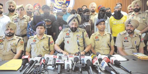 बरनाला पुलिस ने अगवाह हुआ बच्चा करवाया बरामद, शहरवासियों ने डीआईजी व एसएसपी पर की फूल बर्षा