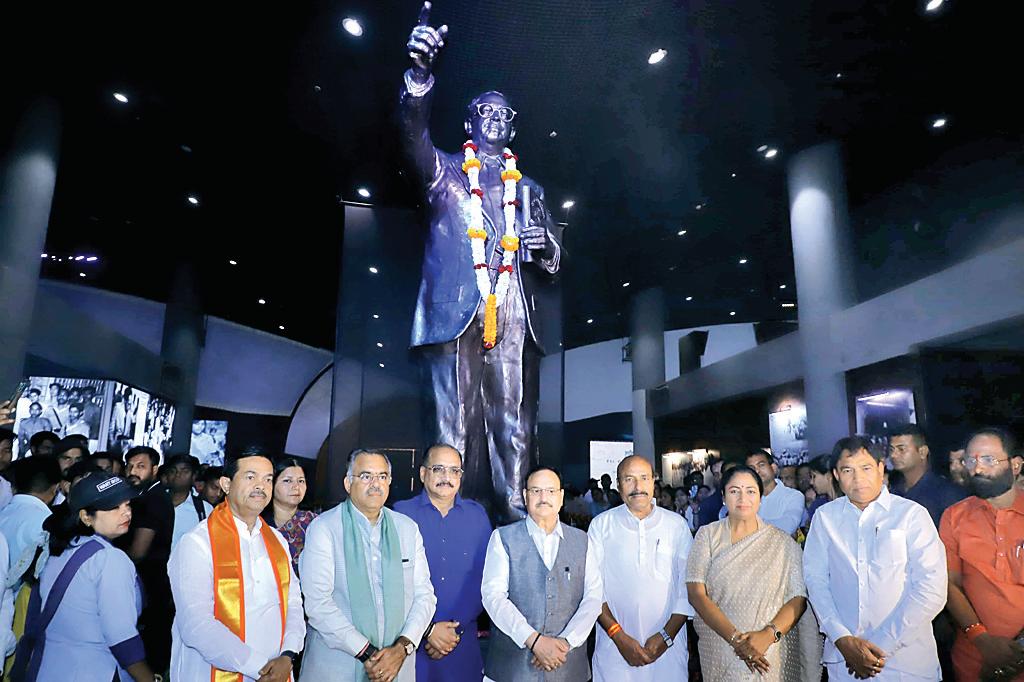 भाजपा के राष्ट्रीय अध्यक्ष जगत प्रकाश नड्डा ने बाबा साहेब अम्बेडकर मेमोरियल में उनकी प्रतिमा पर पुष्पांजलि अर्पित की