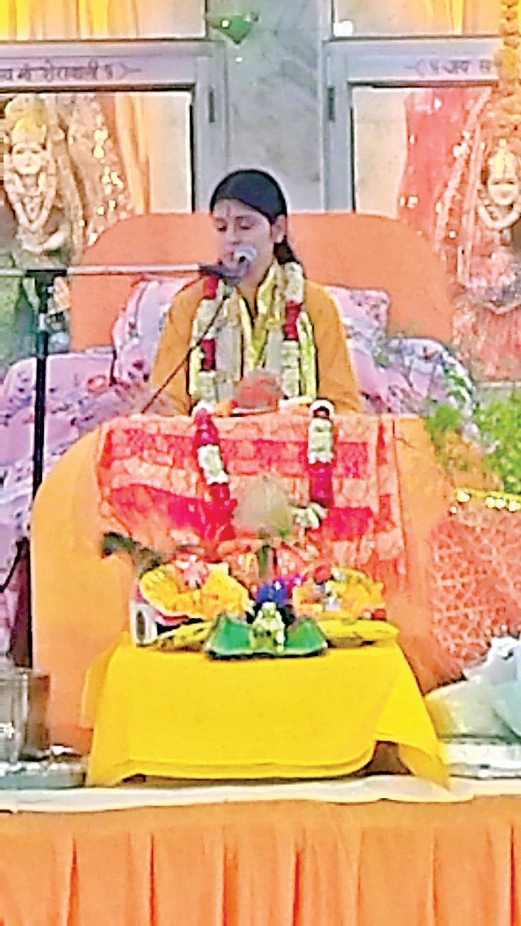 ब्राह्मण वाडा में स्थित सियाराम हनुमान मंदिर प्रांगण में हुई फूल-टॉफी खिलौने की वर्षा