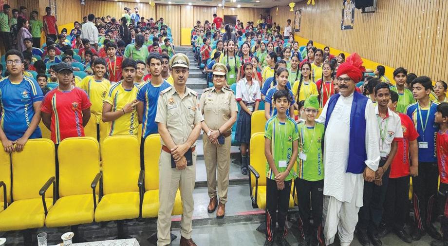 पुलिस की पाठशाला में 400 से अधिक छात्रों व अध्यापकों को किया जागरूक