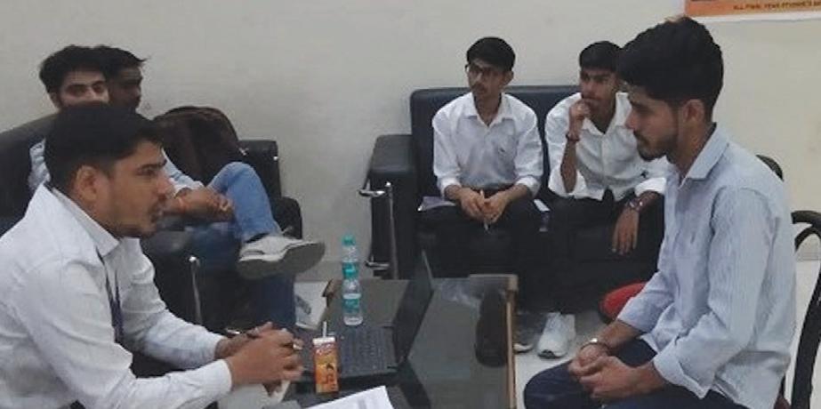 विद्यार्थियों के लिए कॉलेज में किया मेगा जॉब फेयर आयोजन