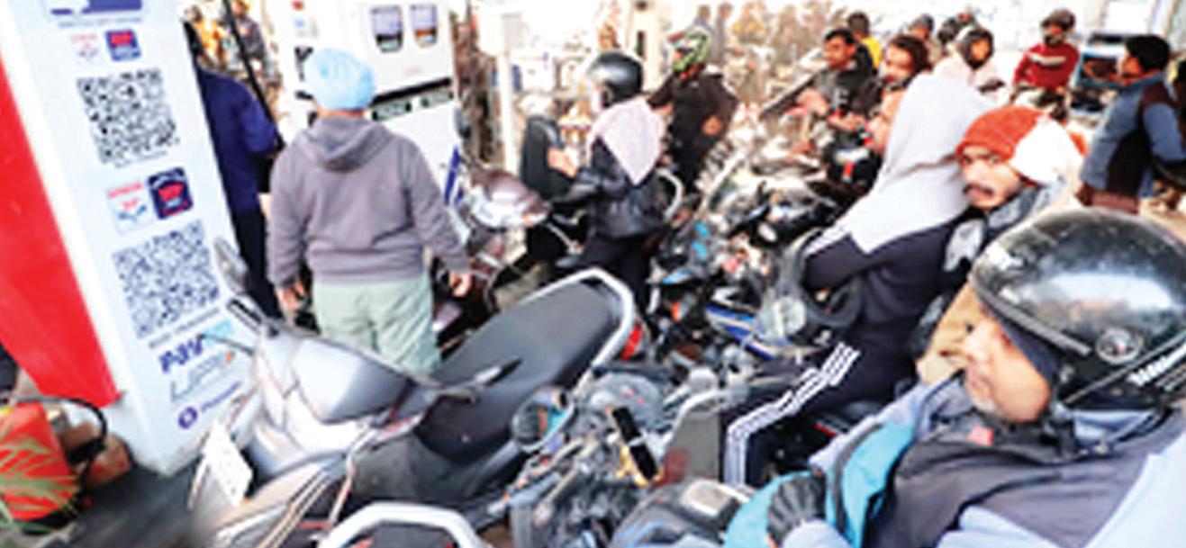 देश में अप्रैल में आर्थिक गतिविधियों ने पकड़ी रफ्तार, पेट्रोल और डीजल की खपत बढ़ी