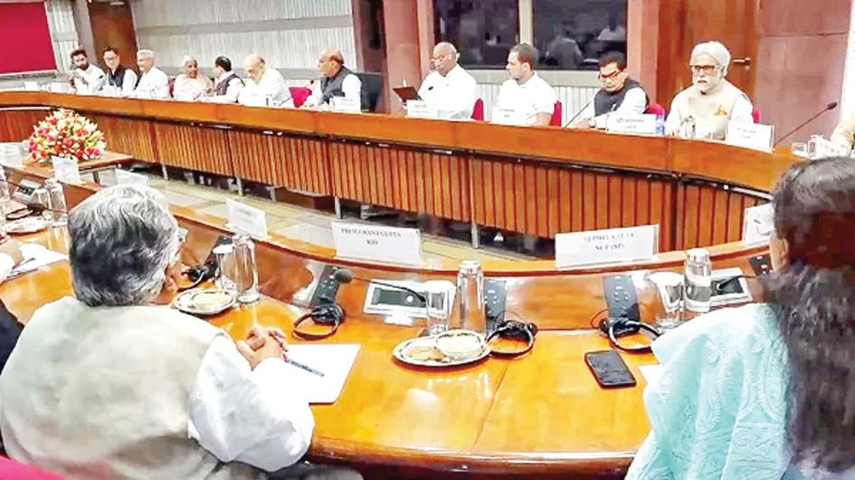 सर्वदलीय बैठक खत्म, खरगे बोले- संकट की इस घड़ी में हम सरकार के साथ