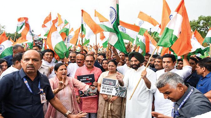 सीएम रेखा और वीरेंद्र सचदेवा ने उत्तर गुरुवायुरप्पन मंदिर में की पूजा-अर्चना