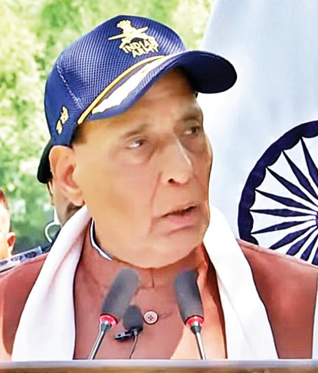 पाक जहां खड़ा होता है, वहीं से मांगने वालों की लाइन शुरू होती है : राजनाथ सिंह