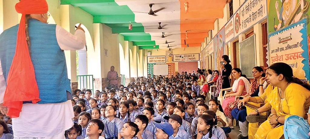 विद्यार्थियों को संवेदनशील व उत्तरदायी नागरिक बनने की भावना के लिए किया जागरूक