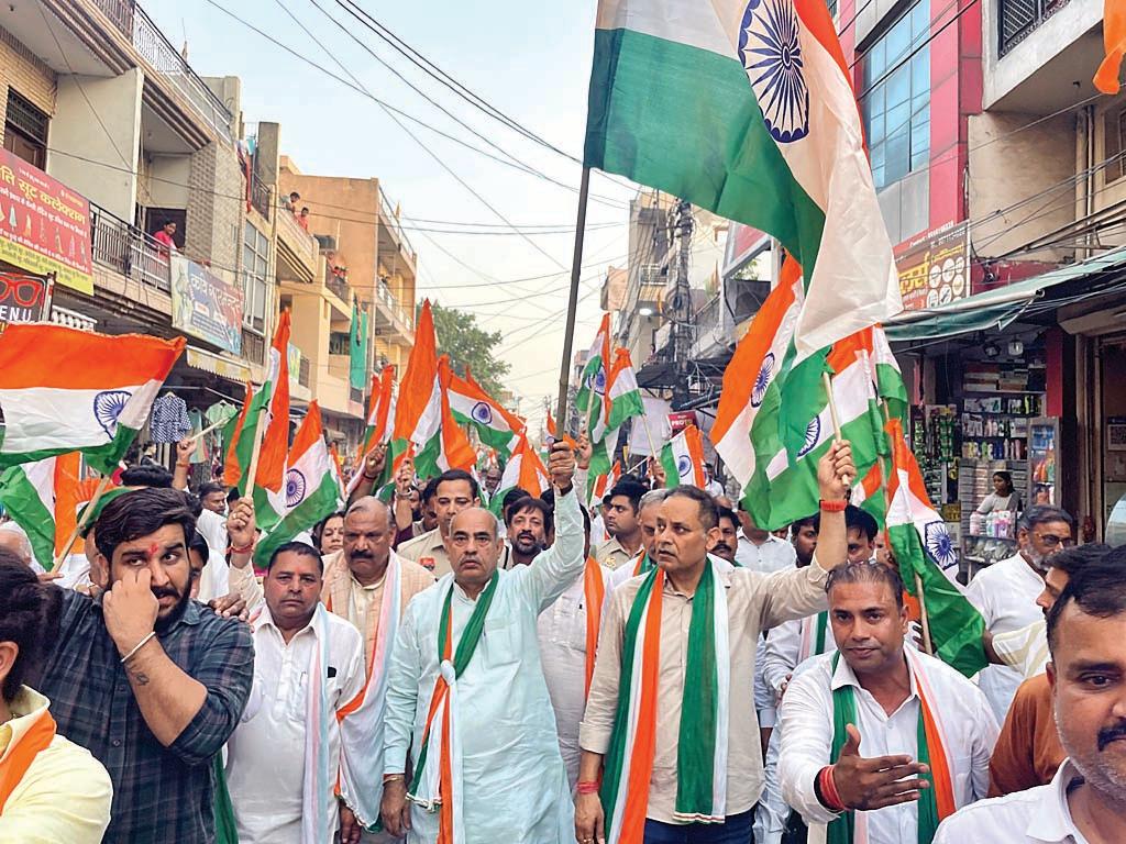 बल्लभगढ़ में आयोजित तिरंगा यात्रा में हजारों की संख्या में युवा, महिला और बुजुर्गों ने की निभाई भागीदारी
