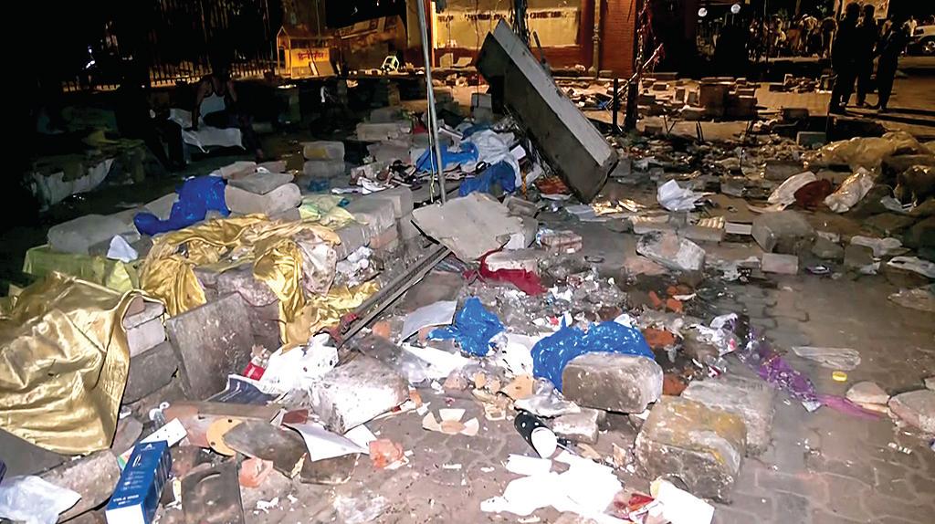 कार्रवाई: सरोजिनी नगर मार्केट में सैकड़ों दुकानों पर चला बुलडोजर