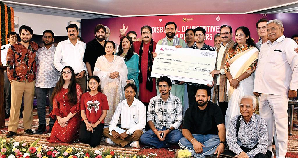 मुख्यमंत्री नायब सैनी ने हरियाणा फिल्म नीति के तहत 6 फिल्म निर्माताओं को प्रदान की प्रोत्साहन राशि