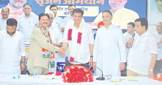 आप के सैंकड़ों कार्यकर्ताओं सहित पूर्व निगम पार्षद ने कांग्रेस का दामन थामा