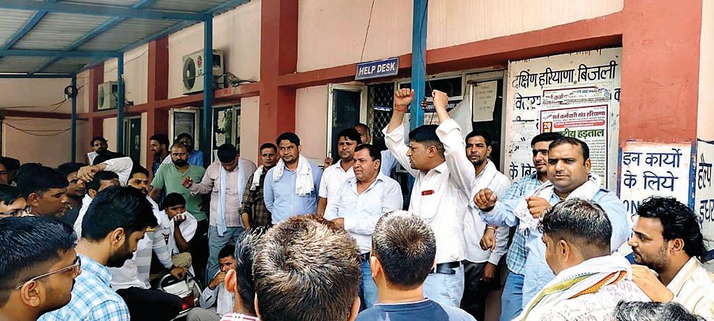 कौशल निगम के मातहत लगे असिस्टेंट लाइनमैन को एक्टेंशन न मिलने से नाराज बिजली कर्मियों ने किए प्रदर्शन