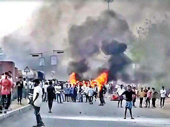 मुर्शिदाबाद में टीएमसी नेता ने करवाई हिंसा, 113 घरों को पहुंचा नुकसान, दुकानें जलाईं