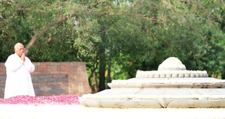 कांग्रेस नेताओं ने 'वीर भूमि' पर दी राजीव गांधी को श्रद्धांजलि, कहा- वह आज भी हमारा मार्गदर्शन करते हैं
