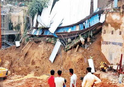गोंडा में टीला धंसने से तीन लोगों की मौत
