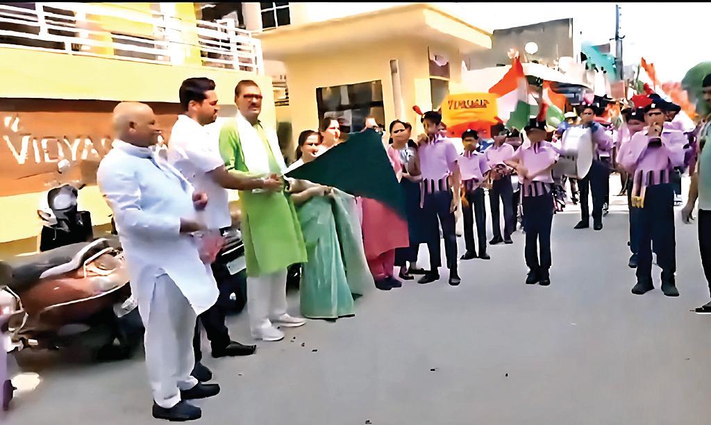 हाथ में तिरंगा और सेना के प्रति सम्मान का भाव लिए निकले विद्यासागर स्कूल के बच्चे