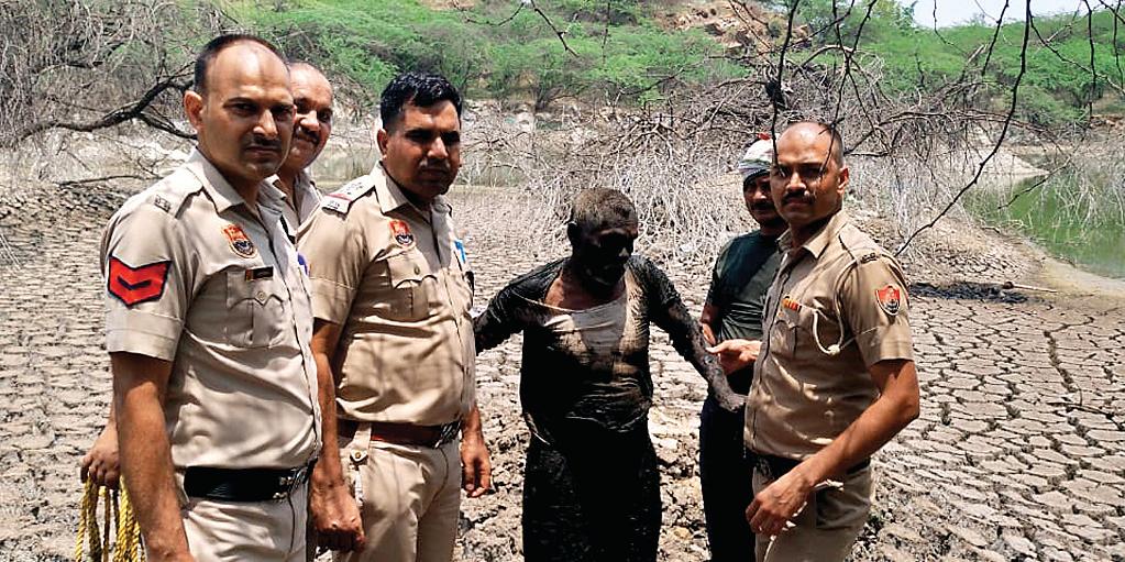 दलदल में फंसा हुआ था बुजुर्ग, थाना सूरजकुंड की टीम ने किया रेस्क्यू