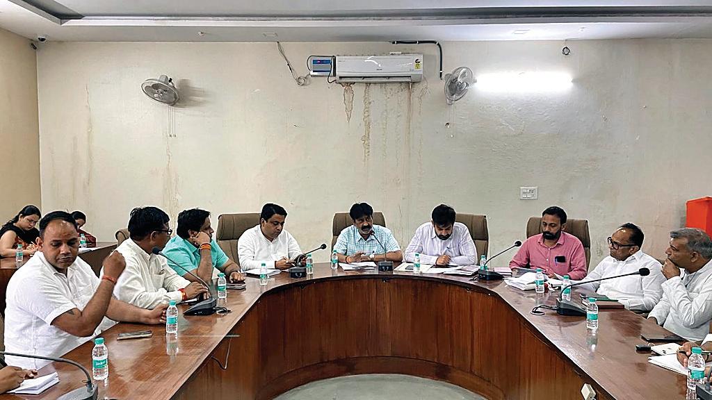 अधीक्षण अभियंता की अध्यक्षता में एनआईटी और बडखल डिविजन के अधिकारियों और पार्षदों की बैठक संपन्न