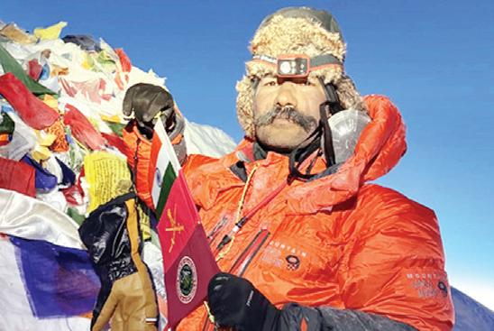 संयुक्त राष्ट्रीय पर्वतारोहण दल ने माउंट एवरेस्ट फतह किया