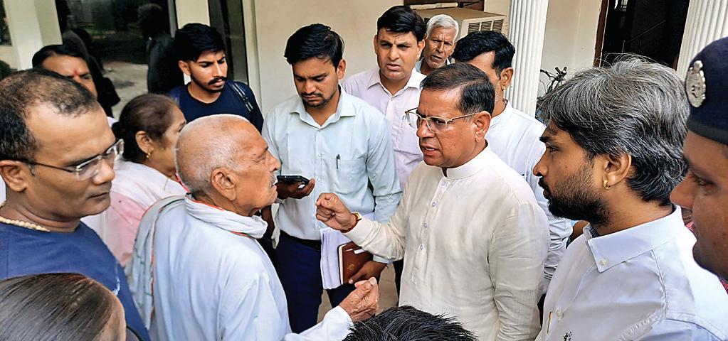 सीवर और खड़ंजे की मांग लेकर पहुंचे लोगों को मंत्री राजेश नागर ने दिया आश्वासन