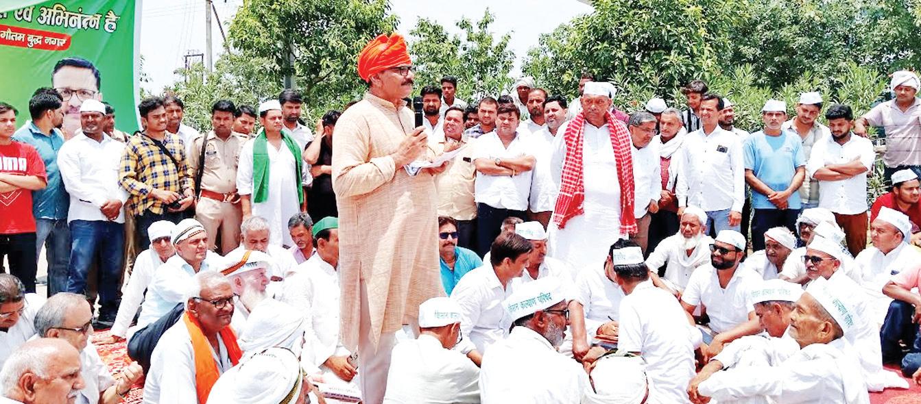 "किसान महापंचायत" में पहुंचे विधायक धीरेंद्र सिंह, किसानों ने यमुना प्राधिकरण को दिया अल्टीमेटम