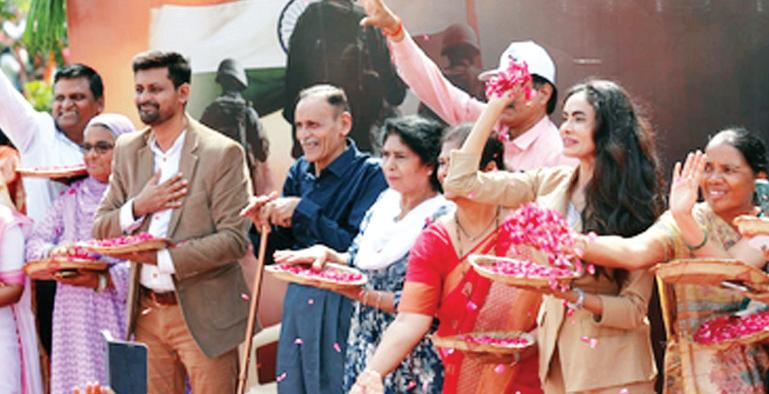 गुजरातः वडोदरा में पीएम मोदी का रोड शो, कर्नल सोफिया कुरैशी का परिवार हुआ शामिल