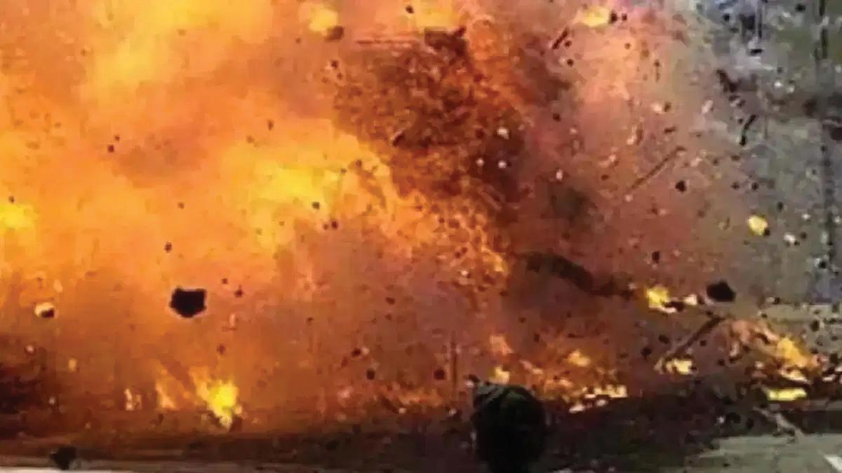 बम धमाके से दहला लोगों का दिल