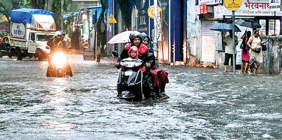मुंबई में जोरदार वर्षा, राजस्थान में गर्मी-बारिश और धूलभरी आंधी