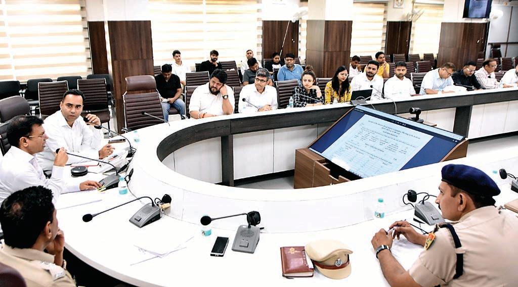 बरसात से पहले सड़को के मरम्मत कार्य को करें पूरा : एडीसी
