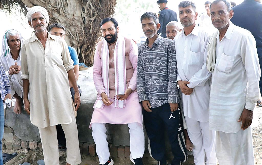 ग्रामीणों का जाना हालचाल, युवाओं ने ली मुख्यमंत्री के साथ सेल्फी