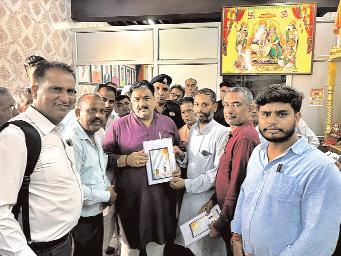 रेफर मुक्त संघर्ष समिति के प्रतिनिधिमंडल ने हरियाणा विधानसभा के डिप्टी स्पीकर डॉक्टर कृष्ण लाल मिड्डा को मांगों का ज्ञापन सौंपा