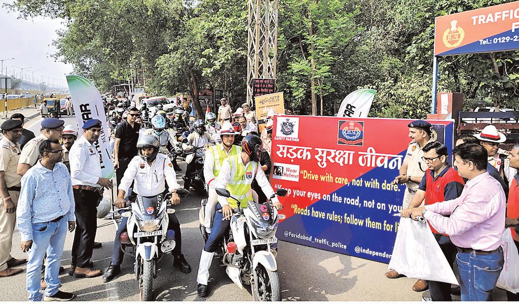 ऑल इंडिया रोड सेफ्टी अवेयरनेस राइड को हरि झंडी दिखाकर किया रवाना