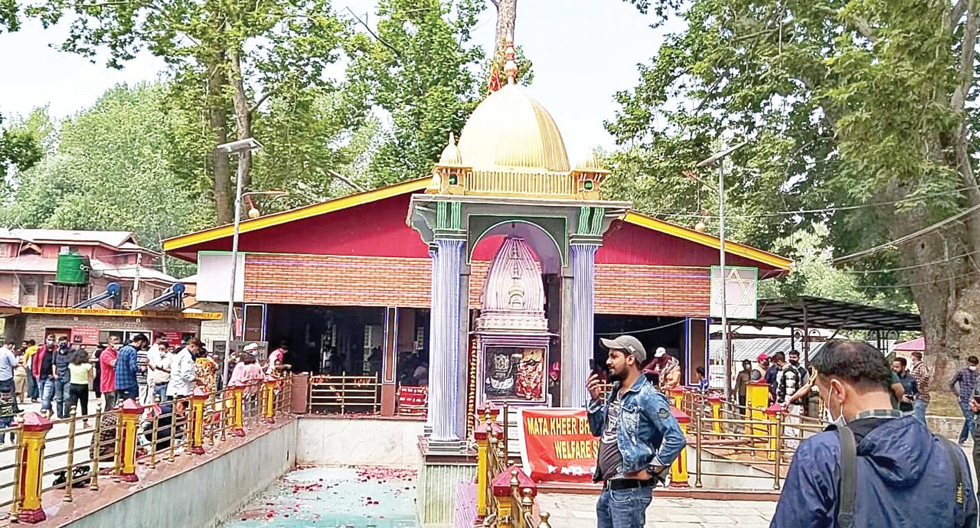 आतंकी खतरे पर धार्मिक उत्साह भारी, कश्मीर में माता खीर भवानी मेले में लगा श्रद्धालुओं का तांता