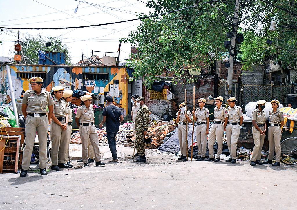 300 से ज्यादा झुग्गियों पर चला बुलडोजर