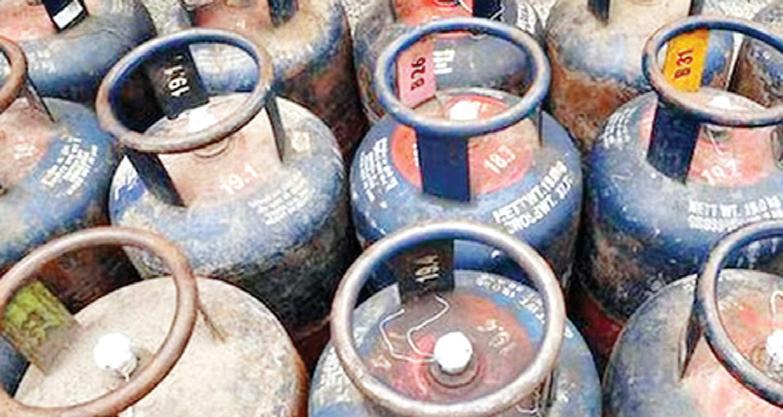 कॉमर्शियल एलपीजी गैस सिलेंडर 24 रुपए हुआ सस्ता, नई कीमतें आज से लागू