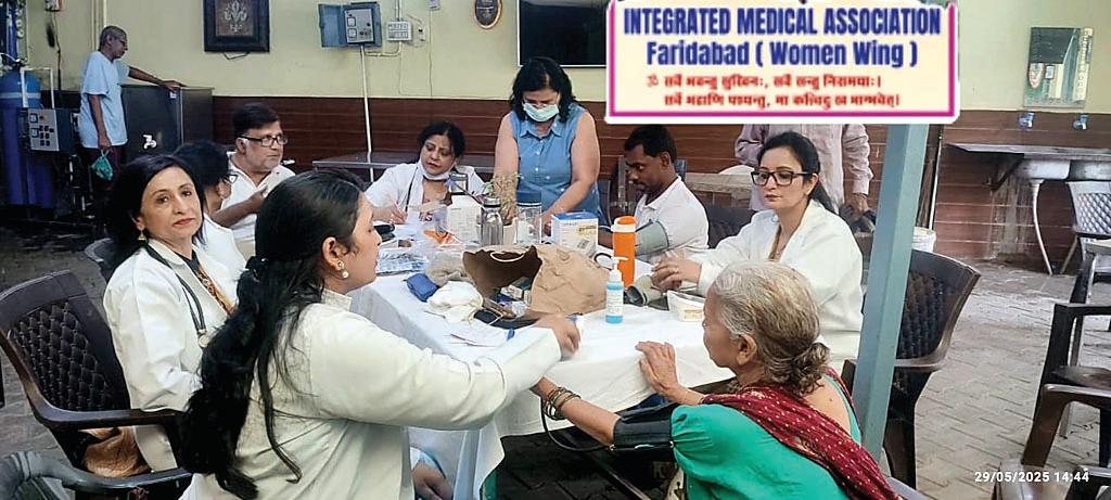 अब महीने में एक बार कहीं न कहीं जरूरतमंदों, स्लम बस्तियों में आयोजित किया जाएगा स्वास्थ्य शिविर : प्रधान डॉ किरण स्वामी