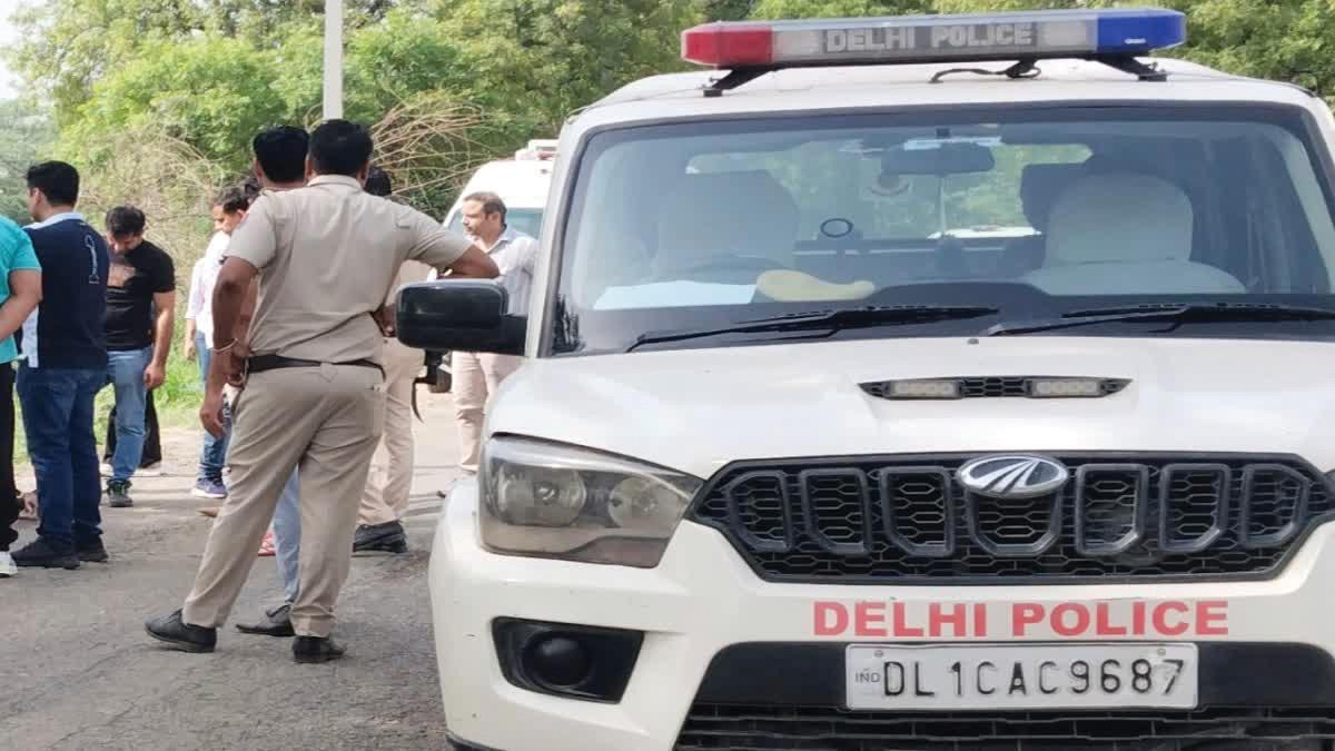 झाड़ियों में मिली अधजली लाश, सिर पर मिला गोली का निशान