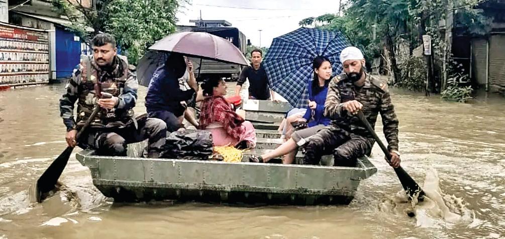 बाढ़ और भूस्खलन से मची तबाही, 37 लोगों की मौत