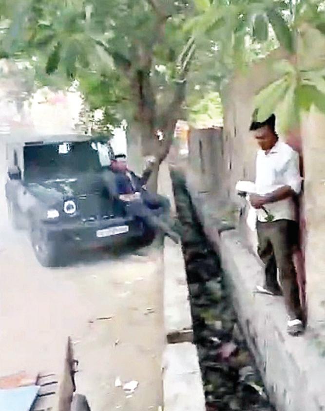 नोएडा में थार का कहर, युवक को रौंदा; गंभीर हालत में अस्पताल में भर्ती