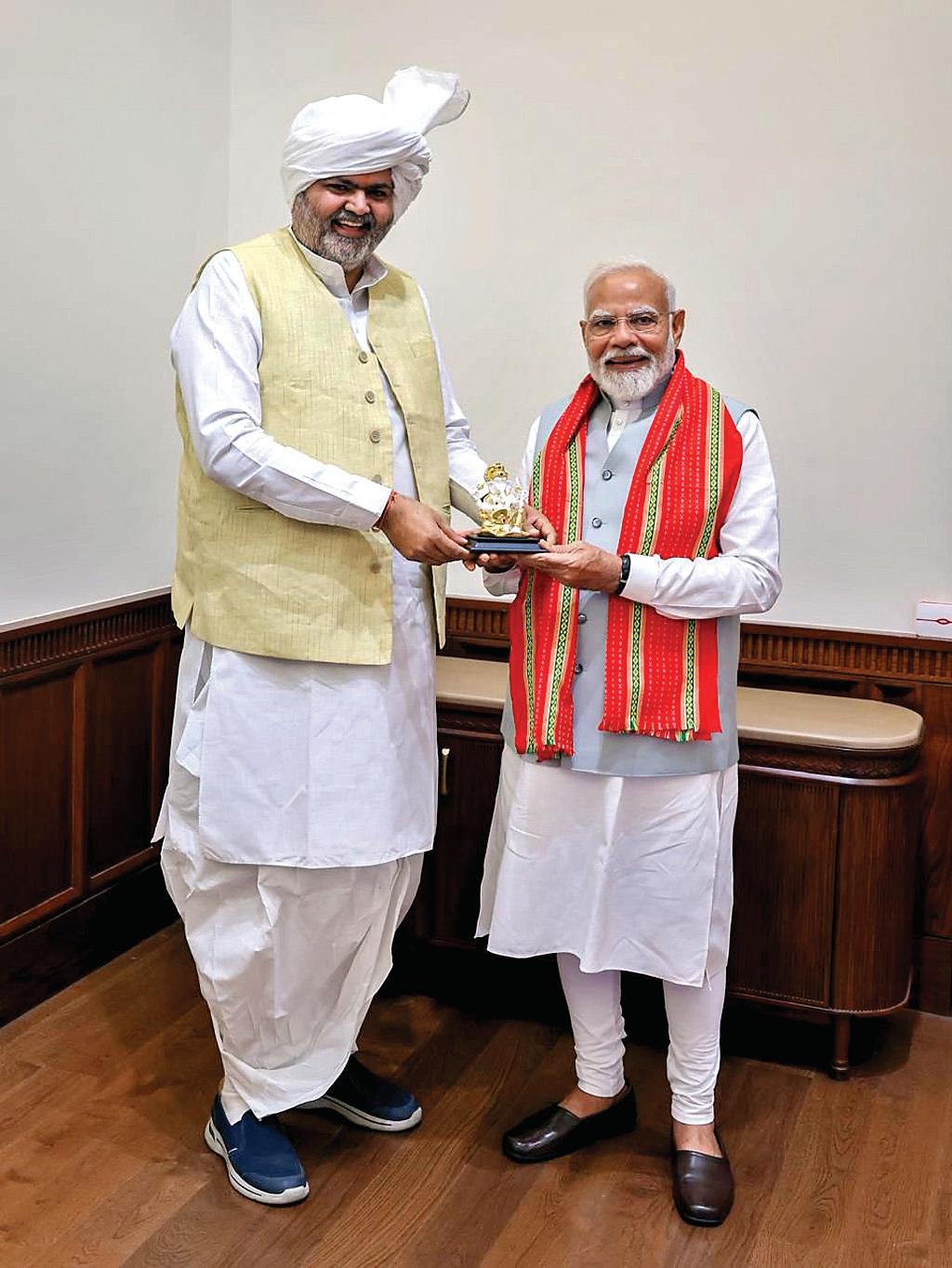 पीएम मोदी ने खाप प्रमुख सोलंकी को दिया ग्रामीण क्षेत्रों का वादा पूरा करने का आश्वासन