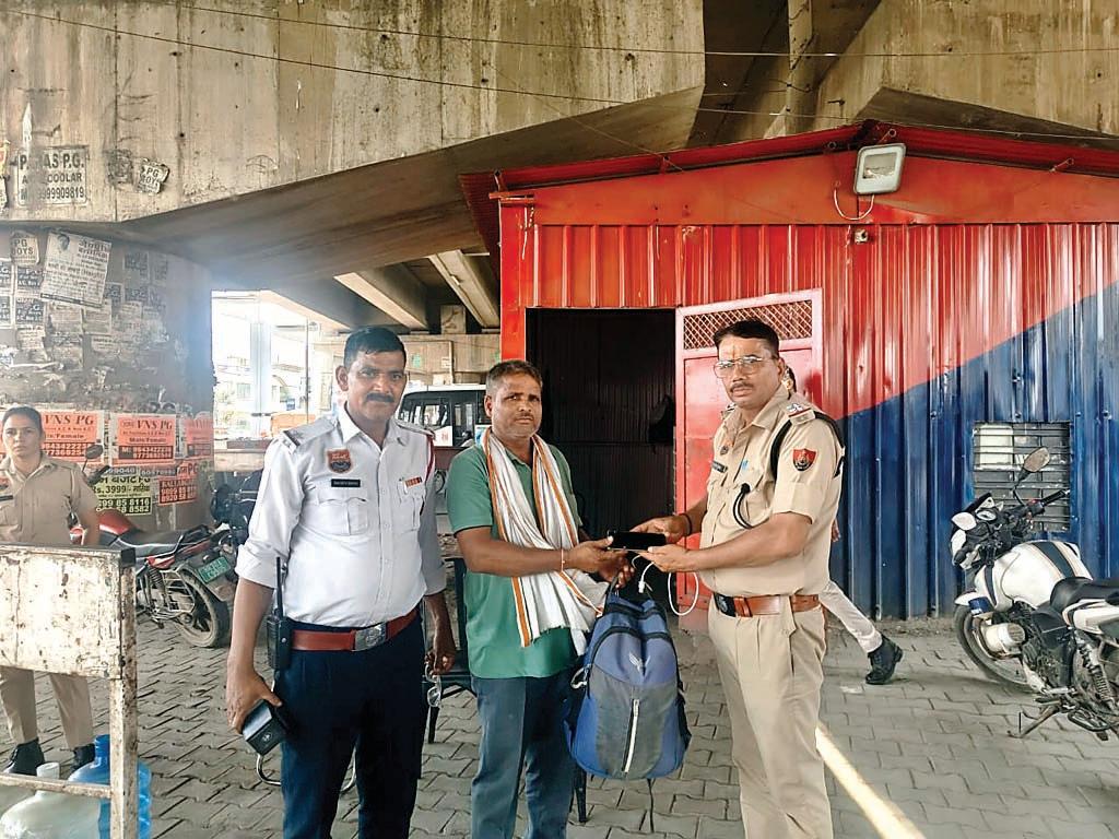 ट्रैफिक पुलिस, होमगार्ड की सतर्कता से खोया हुआ बैग मालिक को लौटाया