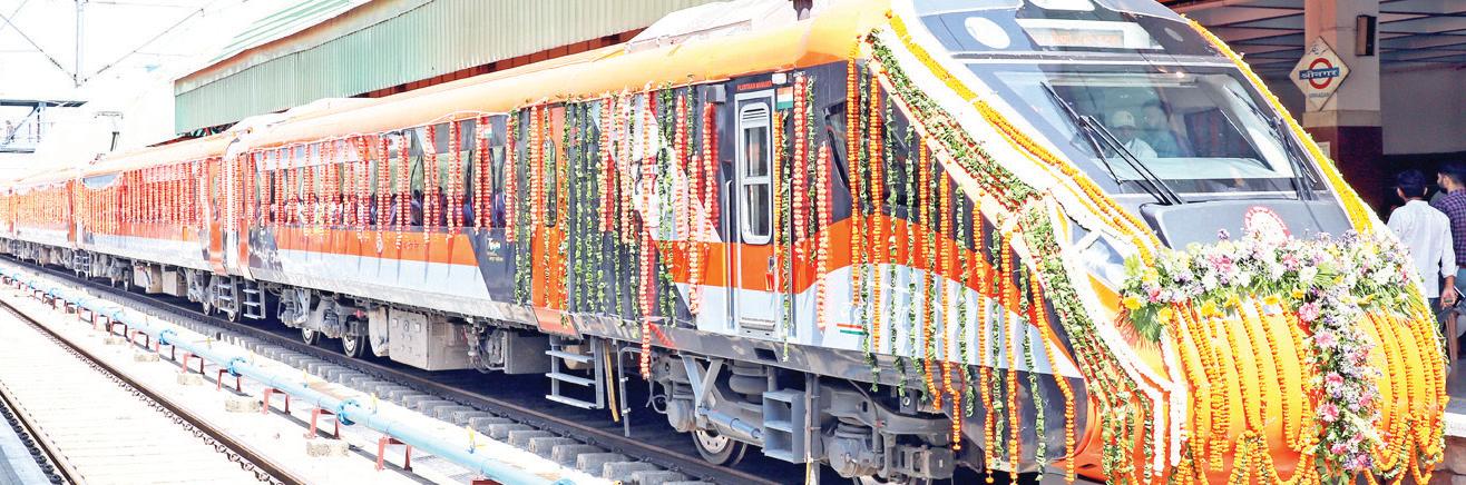 श्रीनगर और कटरा के बीच वंदे भारत ट्रेन का वाणिज्यिक परिचालन शुरू