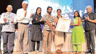 पिता की गालियां छुड़ाने वाली पश्चिम बंगाल की राईहाना ने जीता बेस्ट सेल्फी विद डॉटर अवार्ड