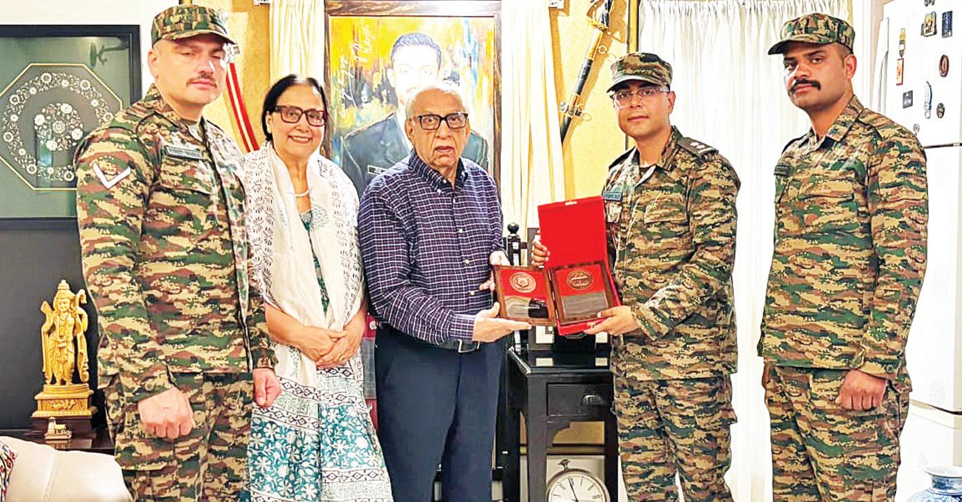 कारगिल युद्ध के शूरवीर कैप्टन विजयंत थापर के घर पहुंचे सेना के जवान