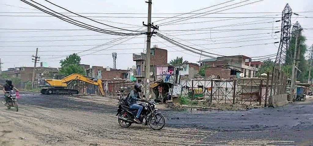 नालों की सफाई के बाद सड़कों पर फेंकी गंदगी से दुर्घटना का खतरा बढ़ा